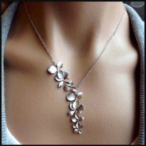 ♥ Silver Flower Necklace ❤️